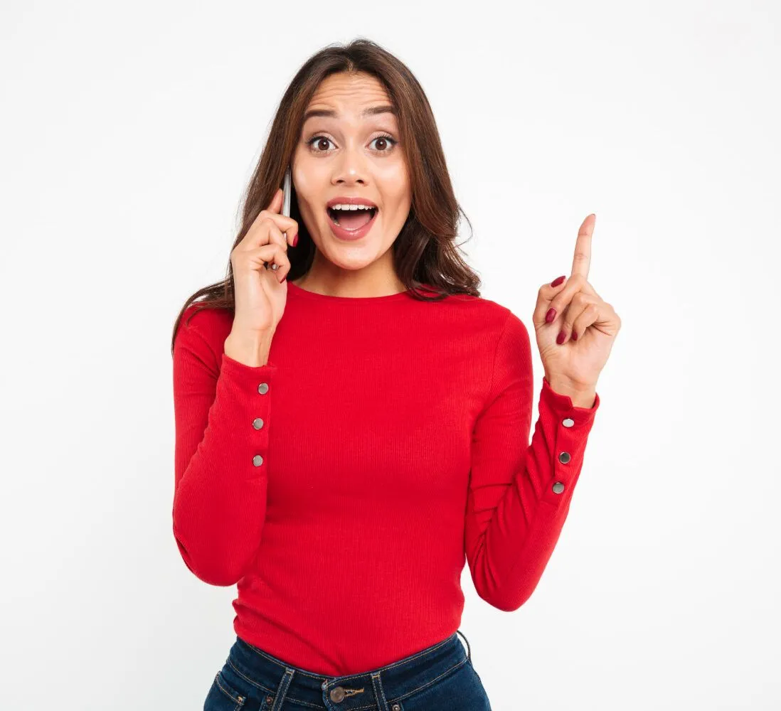 Estudiante feliz hablando por teléfono para pedir una tutoría
